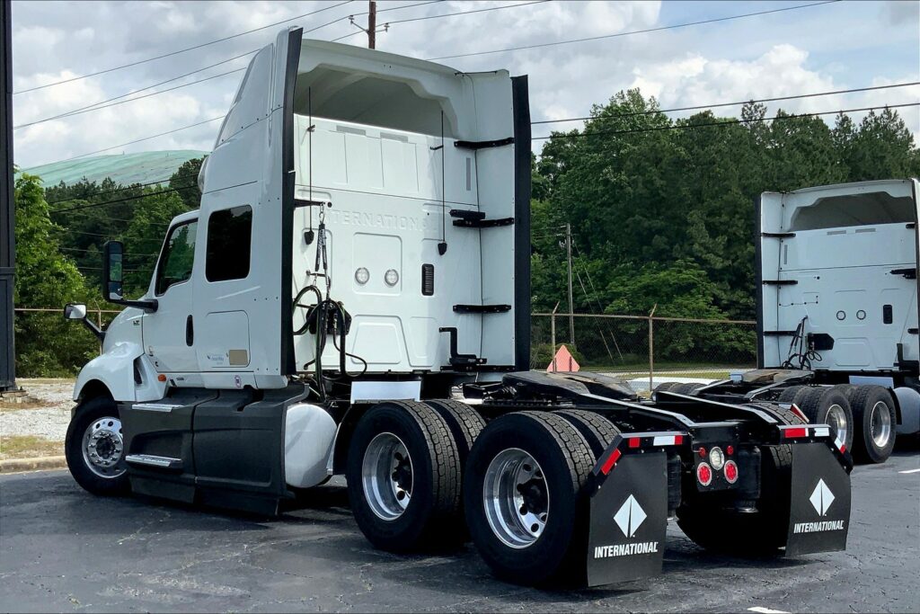 2022 CUM LT625 6×4 Sleeper