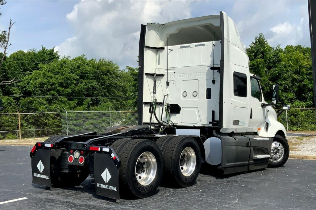 2022 CUM LT625 6×4 Sleeper