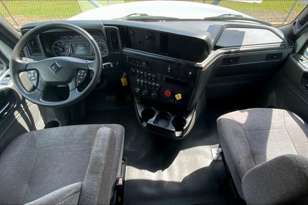 2022 CUM LT625 6×4 Sleeper