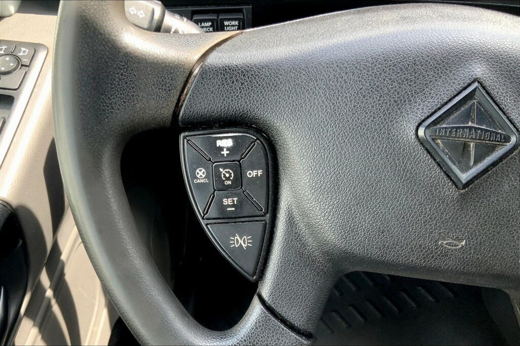 2022 CUM LT625 6×4 Sleeper