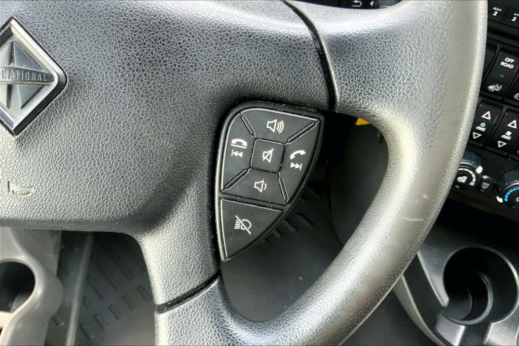 2022 CUM LT625 6×4 Sleeper