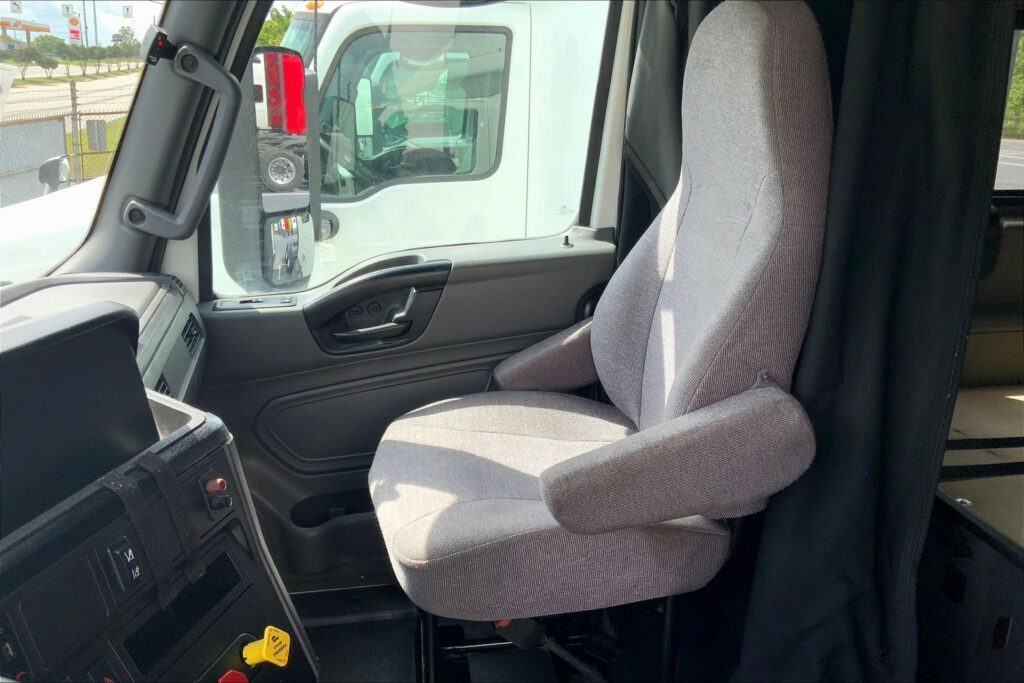 2022 CUM LT625 6×4 Sleeper