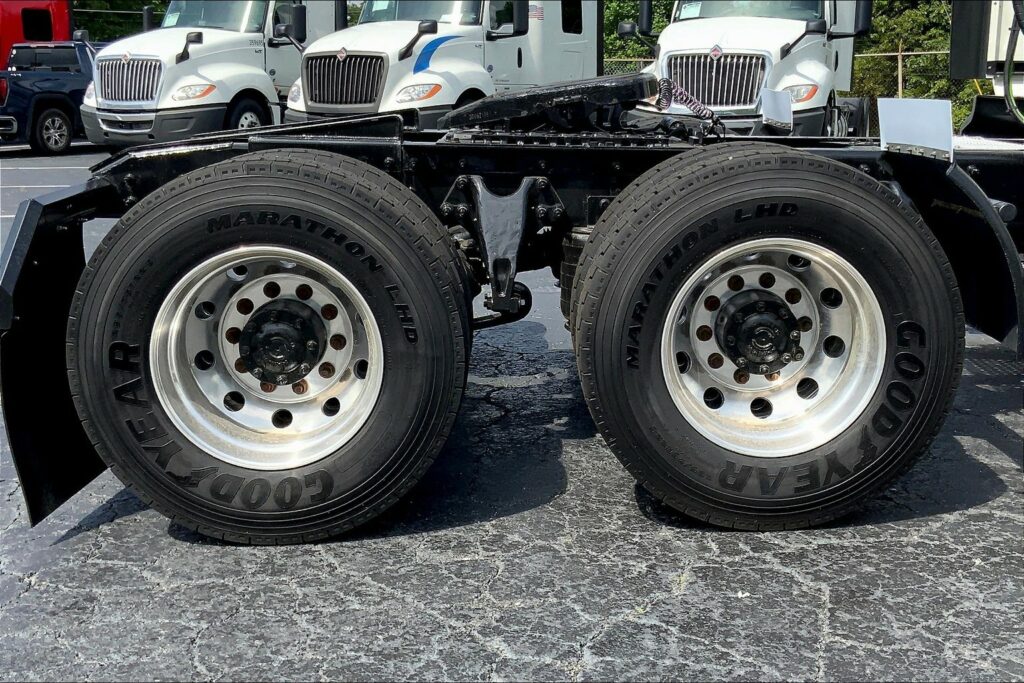 2022 CUM LT625 6×4 Sleeper