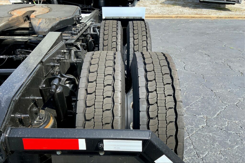 2022 CUM LT625 6×4 Sleeper