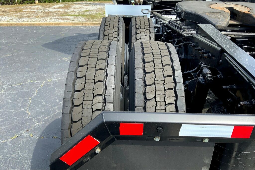 2022 CUM LT625 6×4 Sleeper