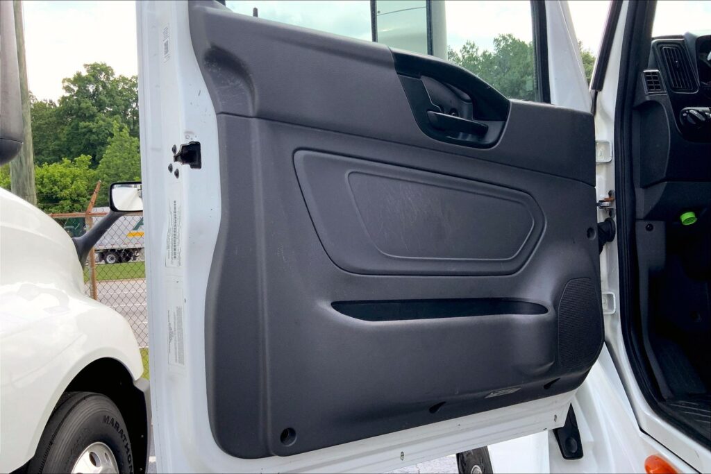 2022 CUM LT625 6×4 Sleeper