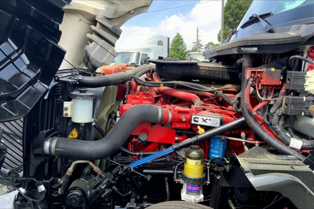 2022 CUM LT625 6×4 Sleeper