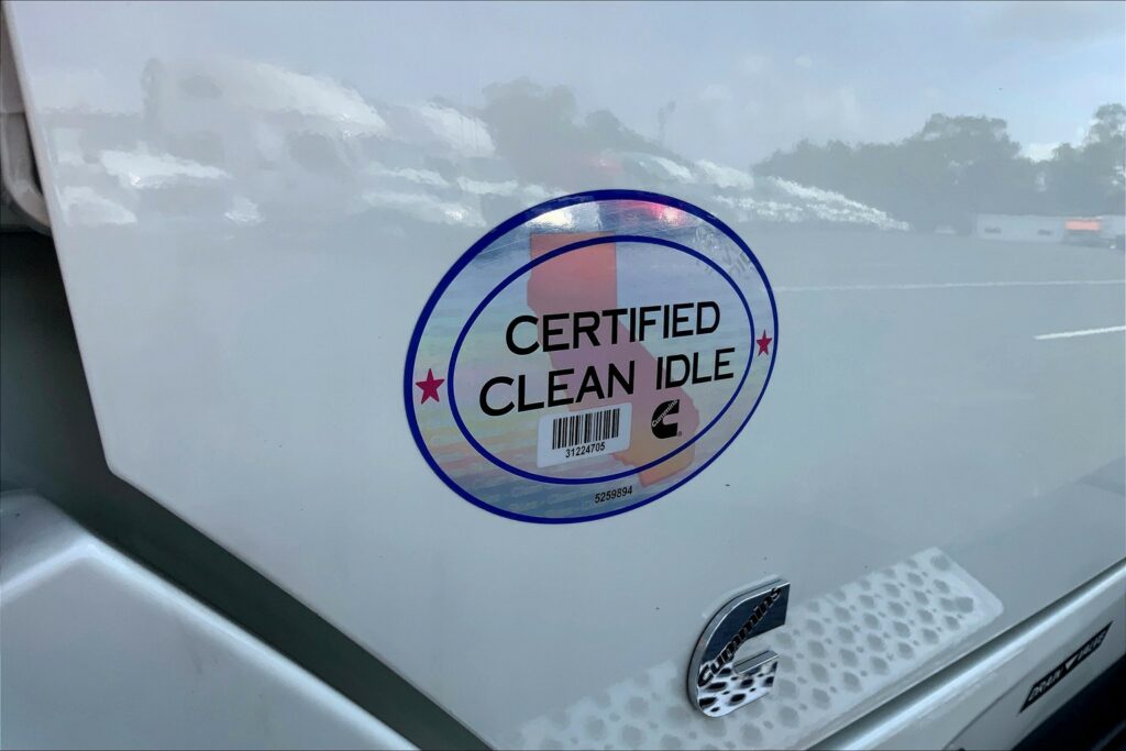 2022 CUM LT625 6×4 Sleeper