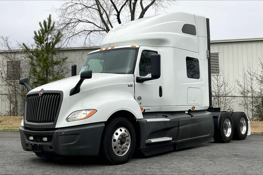 2021 CUM LT625 6×4 Sleeper