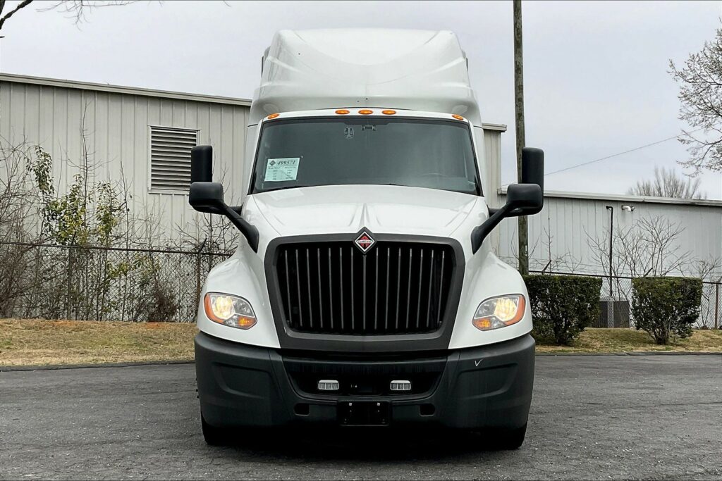 2021 CUM LT625 6×4 Sleeper