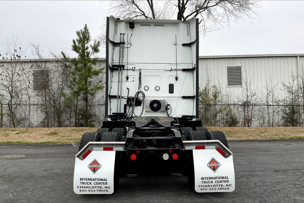 2021 CUM LT625 6×4 Sleeper