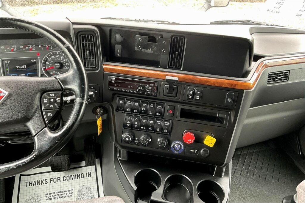 2021 CUM LT625 6×4 Sleeper