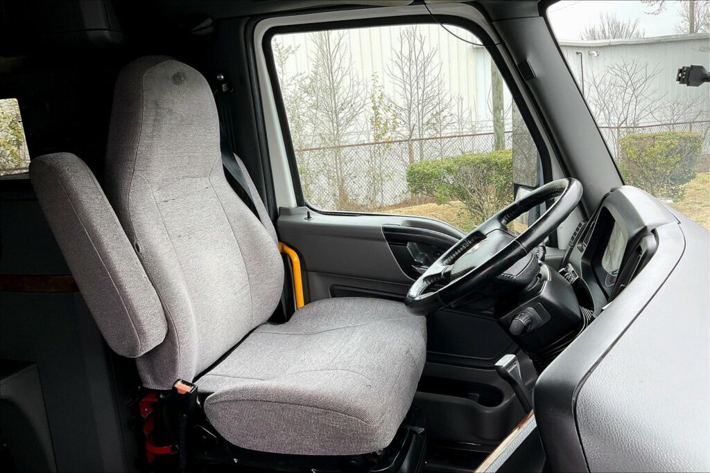 2021 CUM LT625 6×4 Sleeper