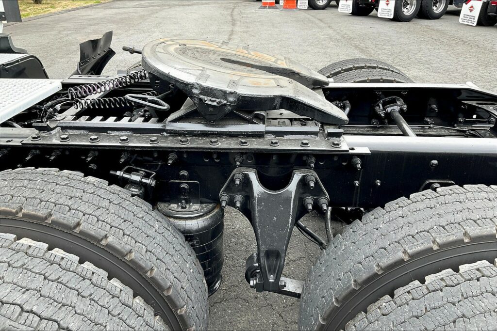 2021 CUM LT625 6×4 Sleeper