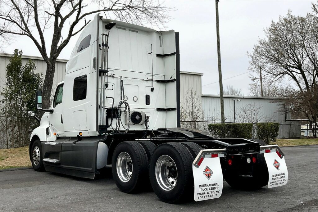 2021 CUM LT625 6×4 Sleeper