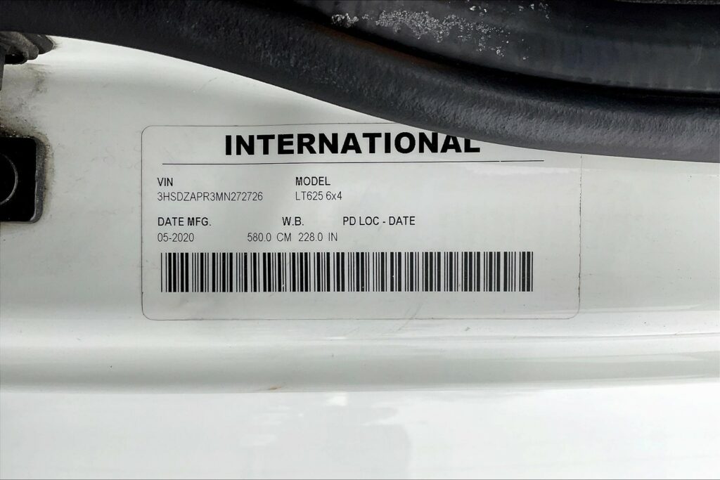 2021 CUM LT625 6×4 Sleeper