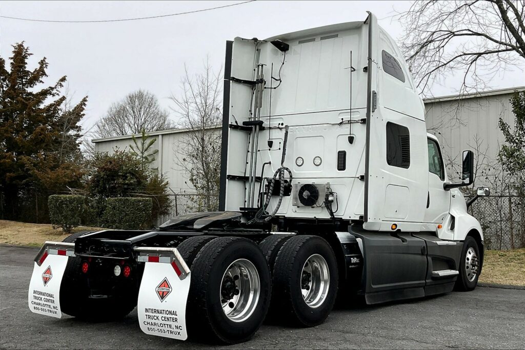 2021 CUM LT625 6×4 Sleeper