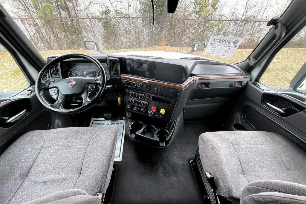 2021 CUM LT625 6×4 Sleeper