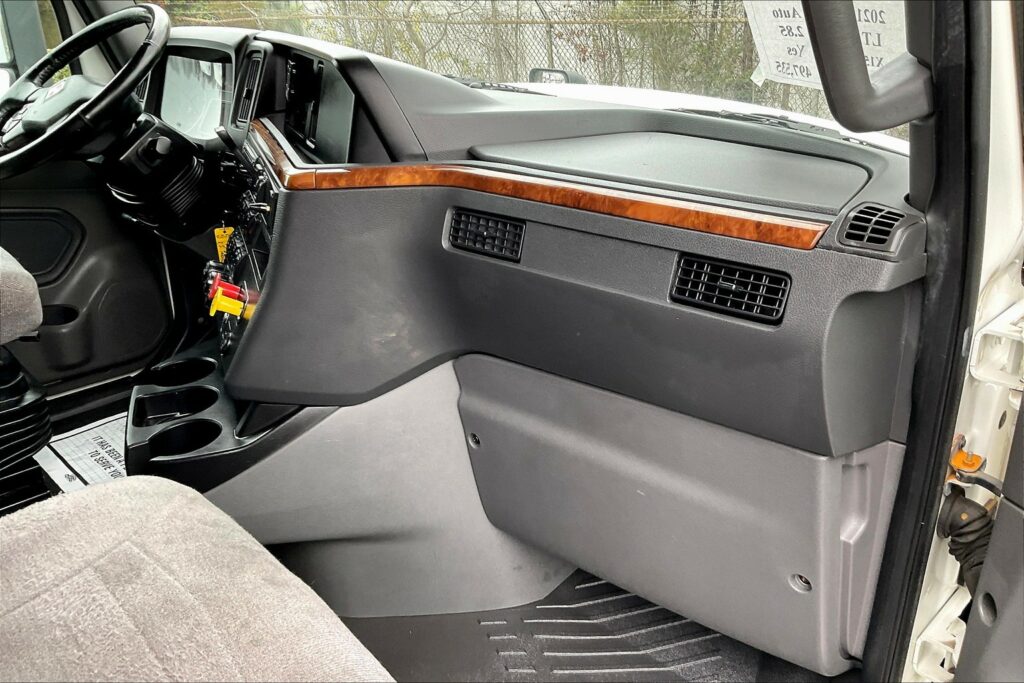 2021 CUM LT625 6×4 Sleeper