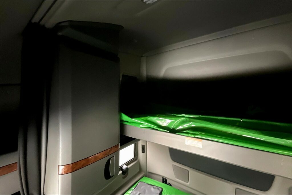 2021 CUM LT625 6×4 Sleeper