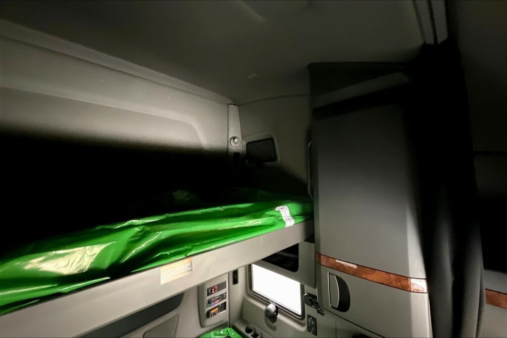 2021 CUM LT625 6×4 Sleeper