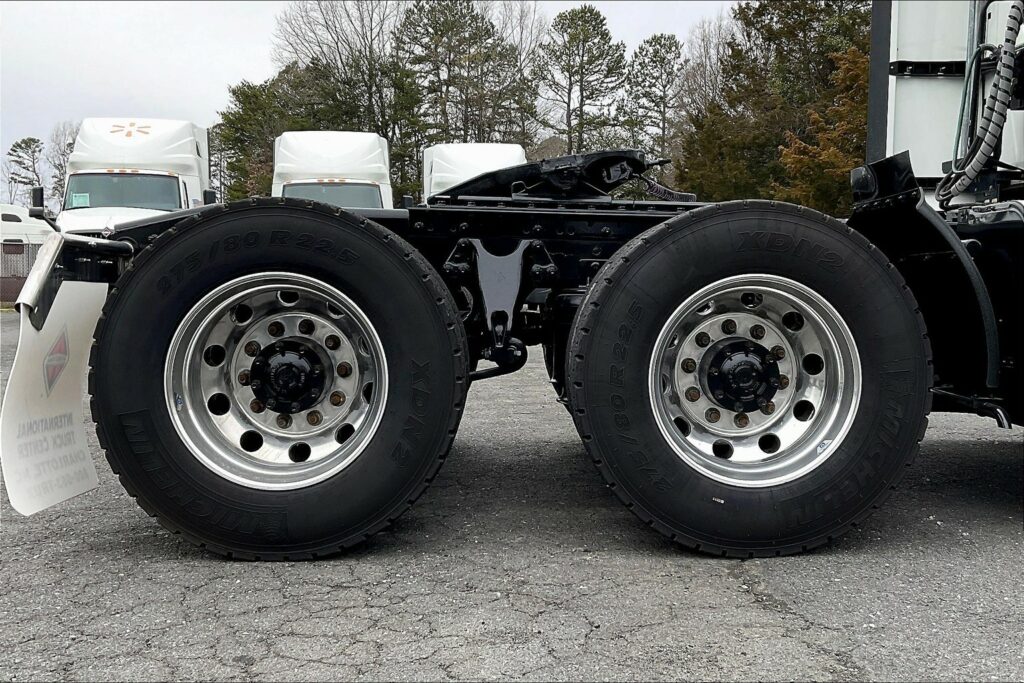 2021 CUM LT625 6×4 Sleeper