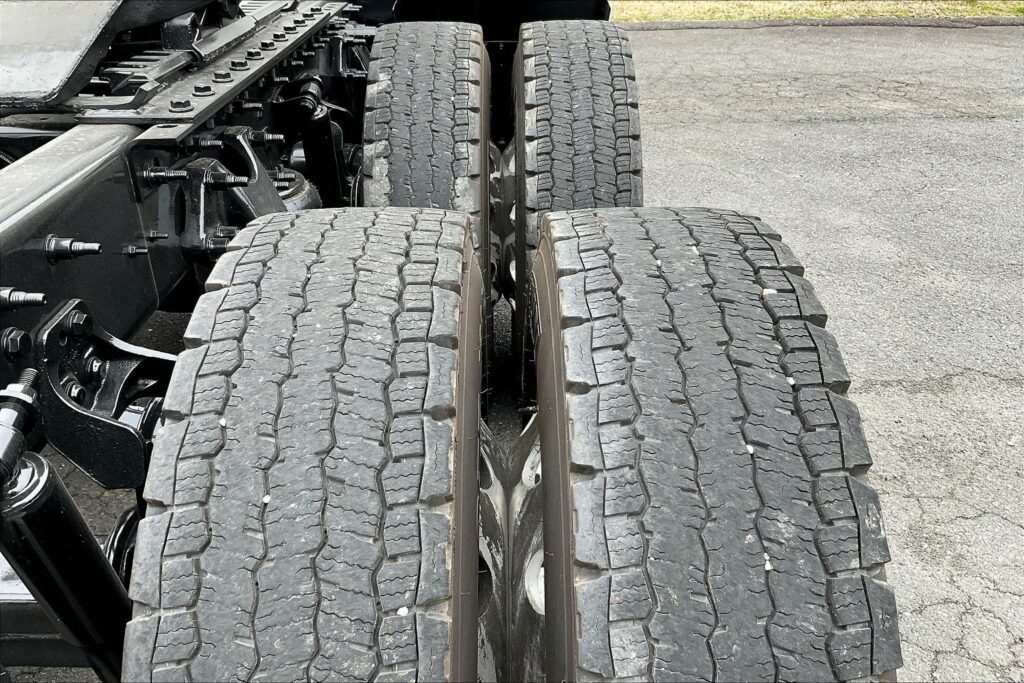 2021 CUM LT625 6×4 Sleeper