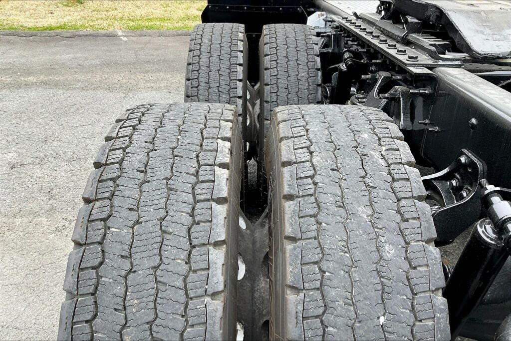 2021 CUM LT625 6×4 Sleeper