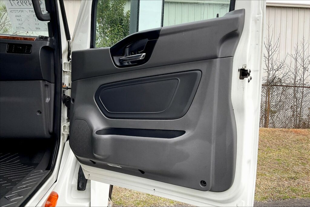 2021 CUM LT625 6×4 Sleeper