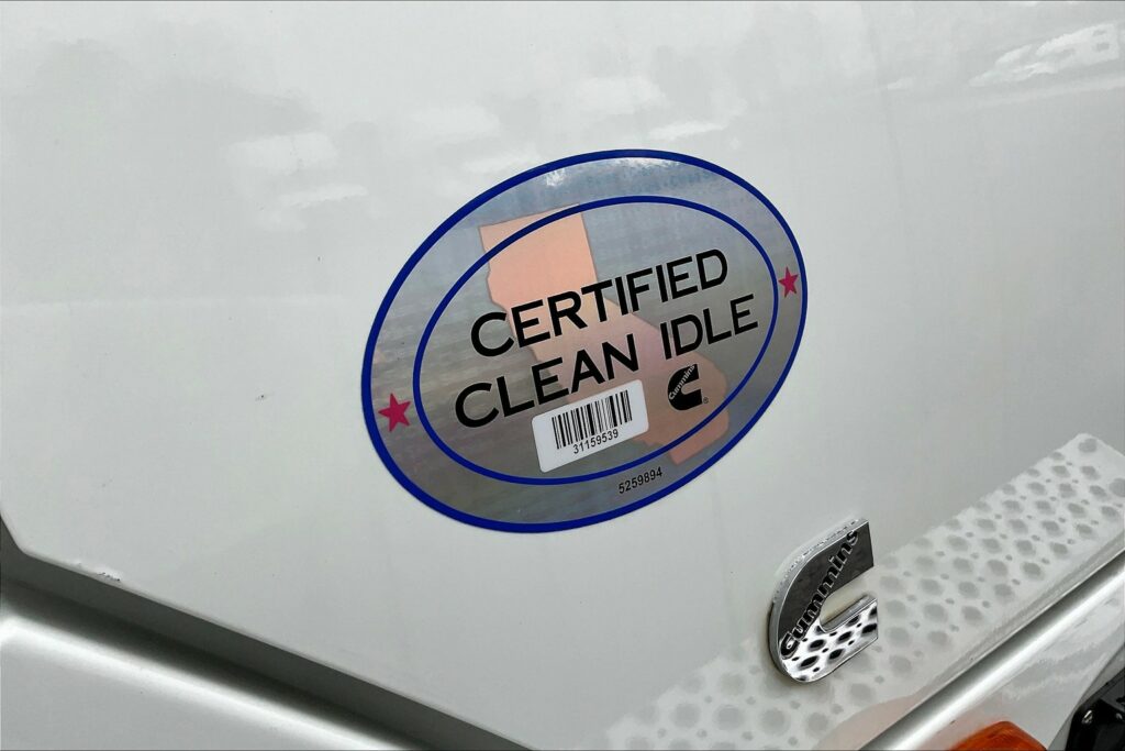 2021 CUM LT625 6×4 Sleeper