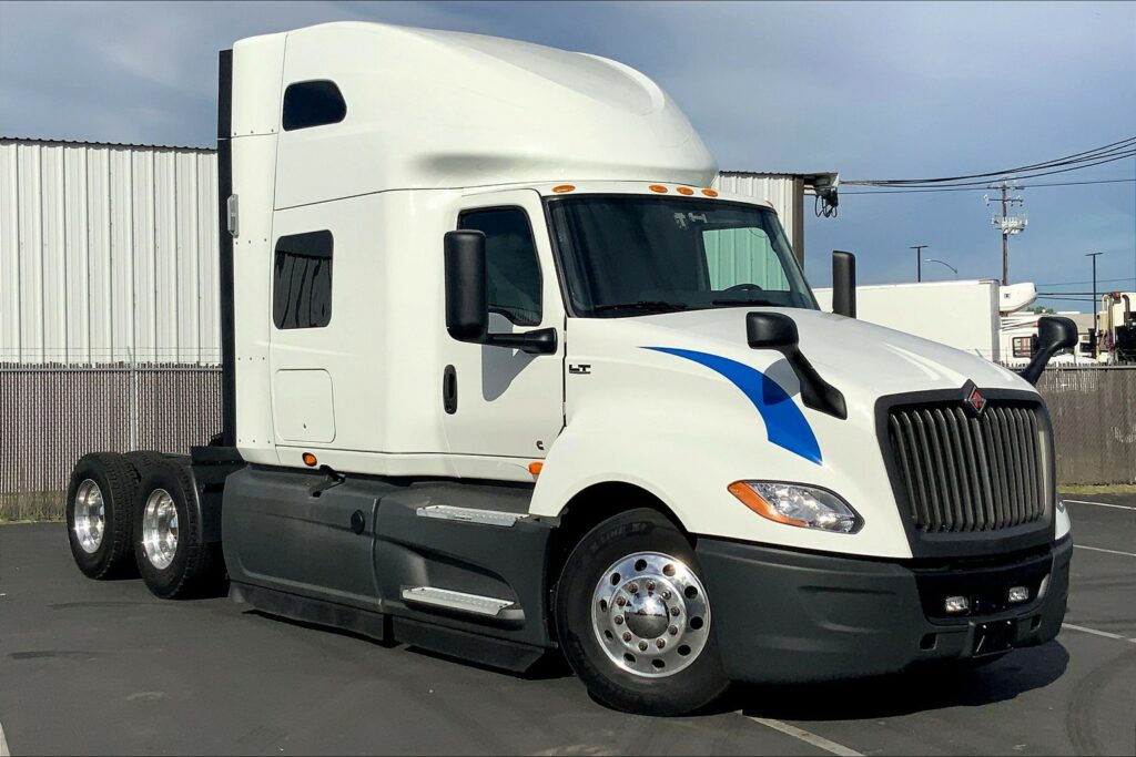 2021 CUM LT625 6×4 Sleeper