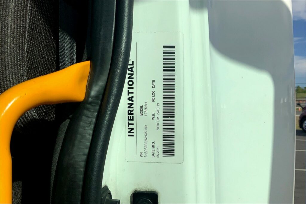 2021 CUM LT625 6×4 Sleeper