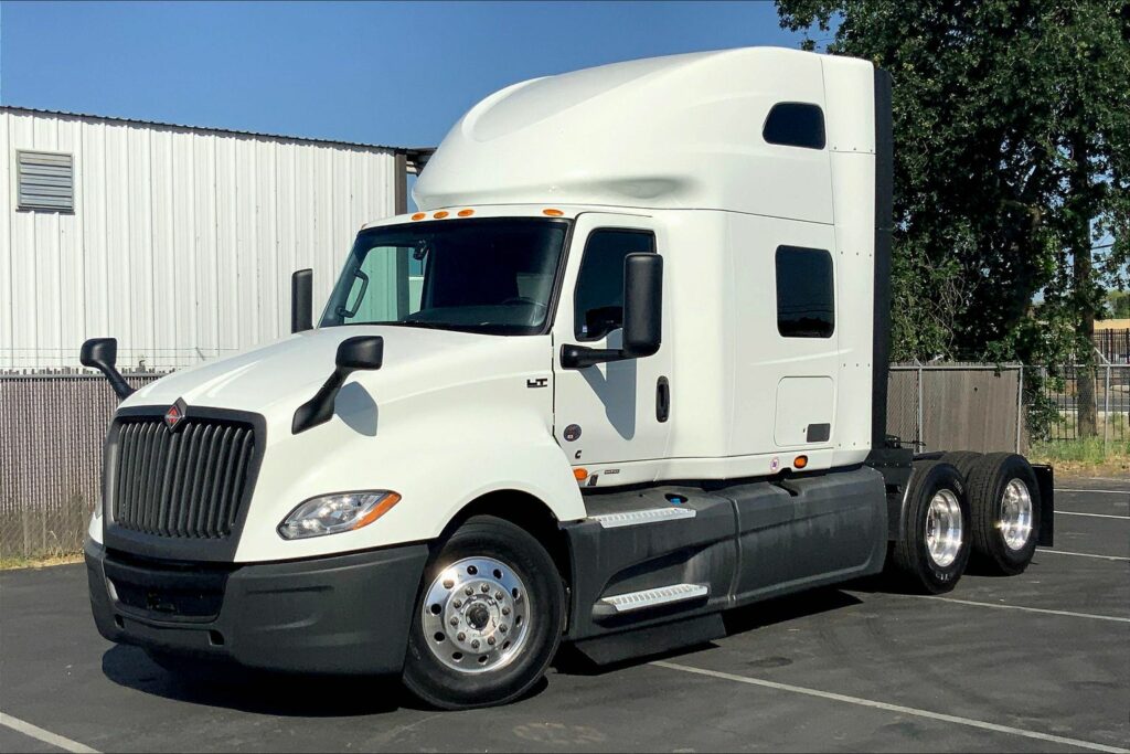 2022 CUM LT625 6×4 Sleeper