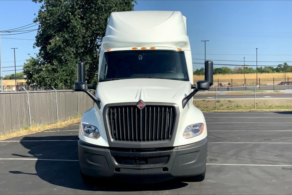 2022 CUM LT625 6×4 Sleeper