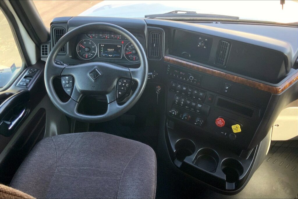 2022 CUM LT625 6×4 Sleeper