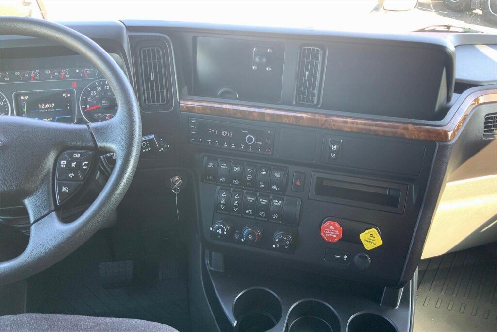 2022 CUM LT625 6×4 Sleeper