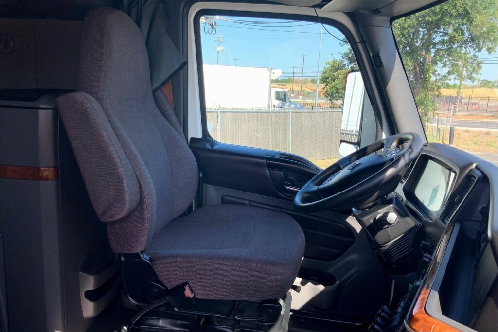 2022 CUM LT625 6×4 Sleeper