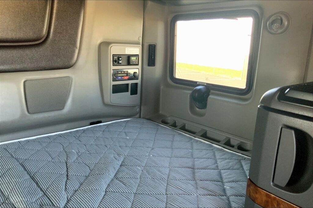 2022 CUM LT625 6×4 Sleeper