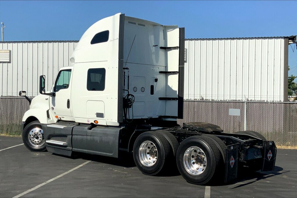 2022 CUM LT625 6×4 Sleeper