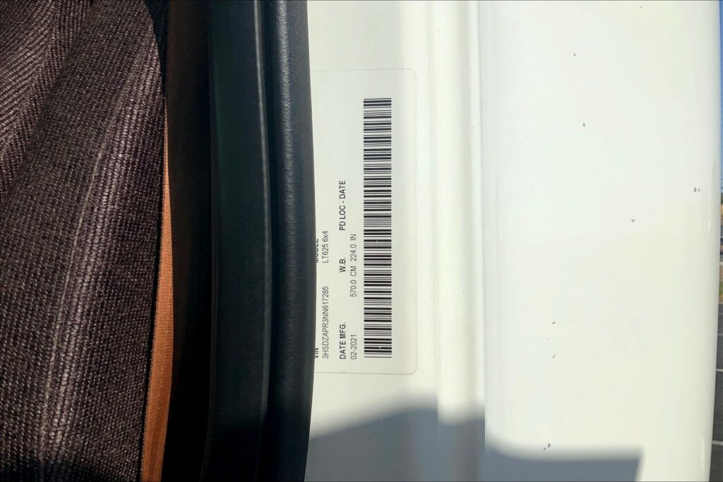 2022 CUM LT625 6×4 Sleeper