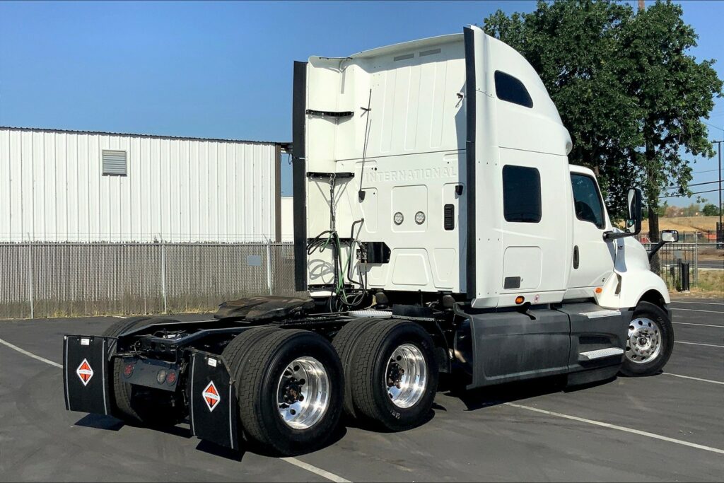 2022 CUM LT625 6×4 Sleeper