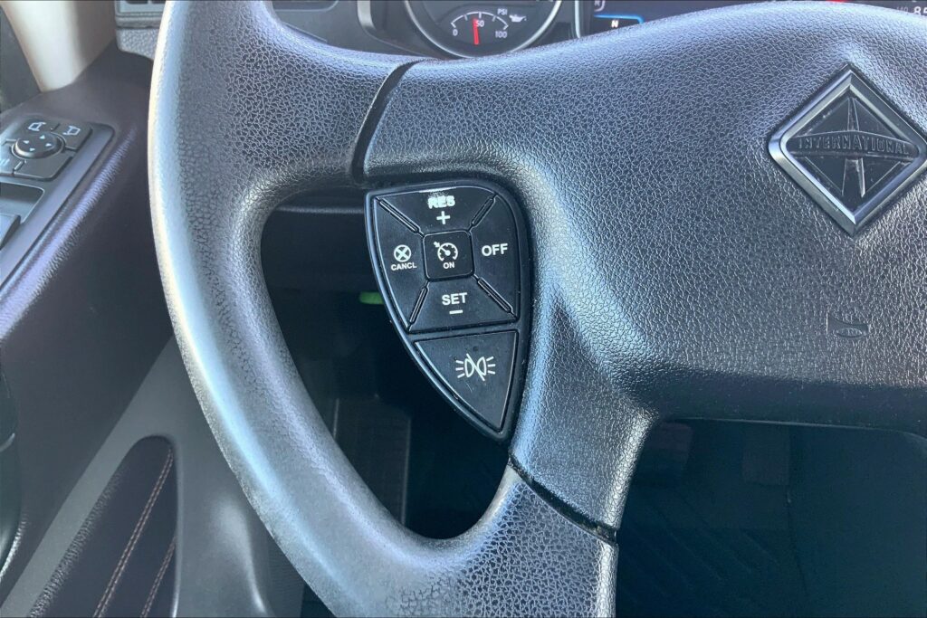 2022 CUM LT625 6×4 Sleeper