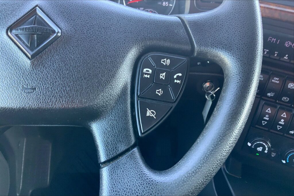 2022 CUM LT625 6×4 Sleeper