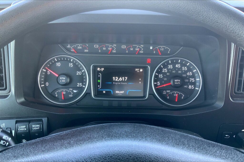 2022 CUM LT625 6×4 Sleeper