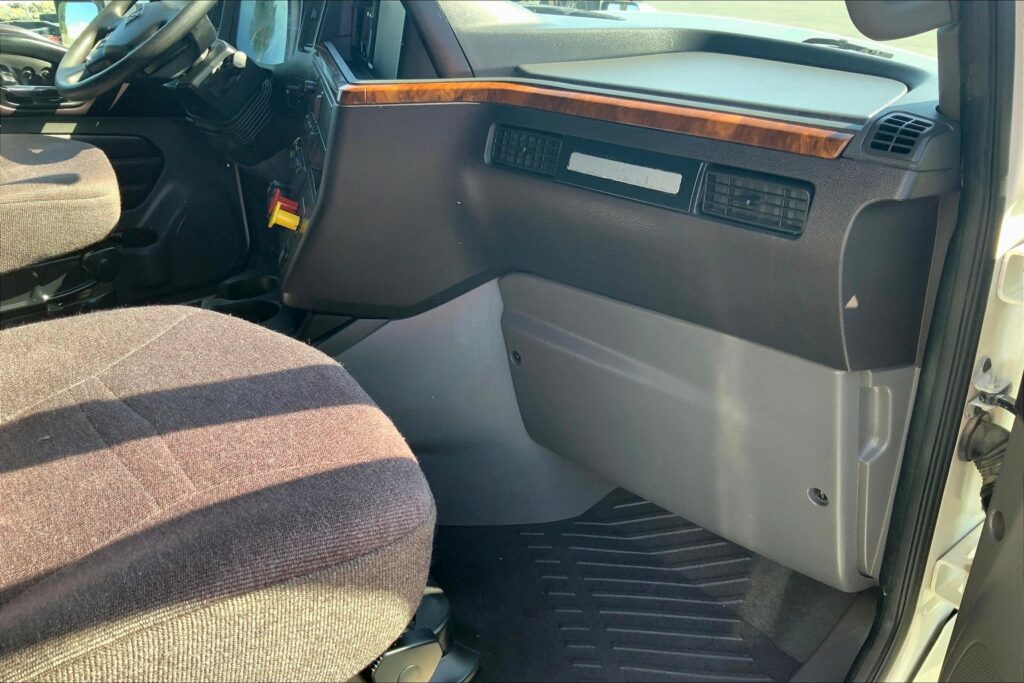 2022 CUM LT625 6×4 Sleeper