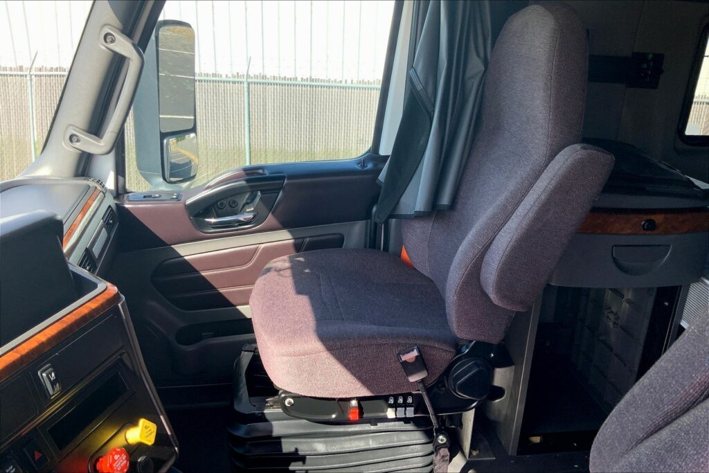 2022 CUM LT625 6×4 Sleeper