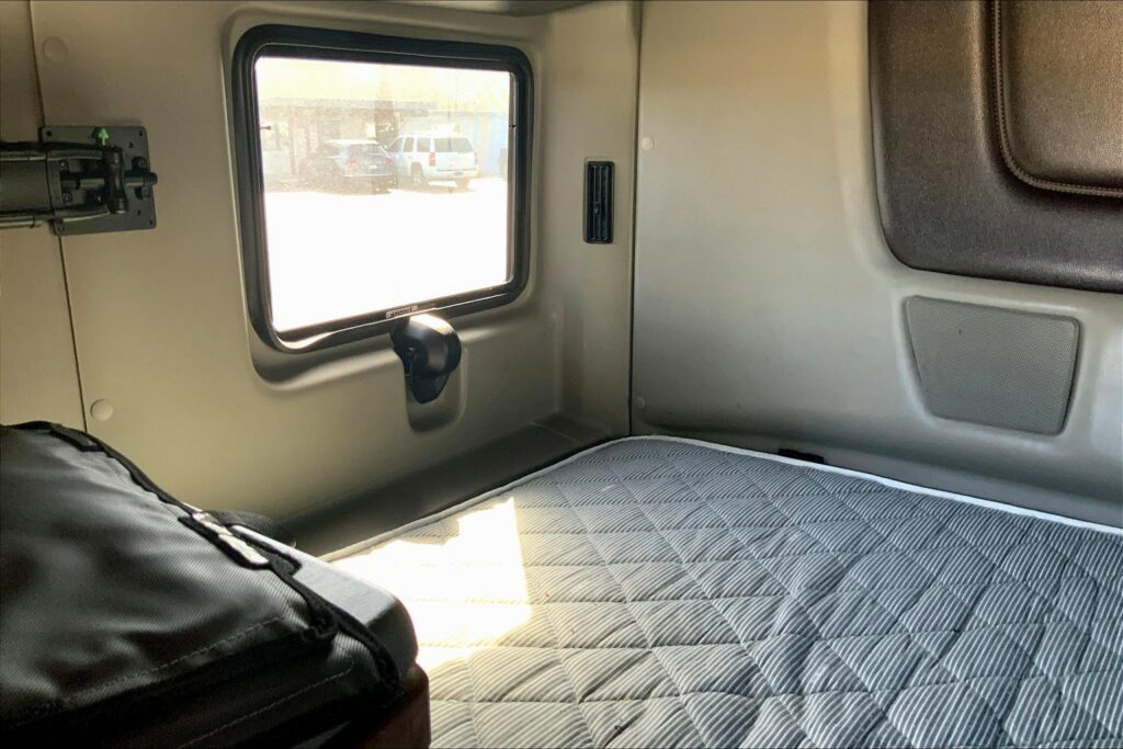 2022 CUM LT625 6×4 Sleeper