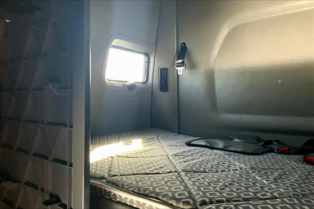 2022 CUM LT625 6×4 Sleeper