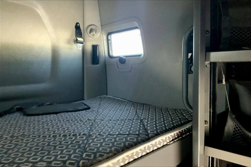 2022 CUM LT625 6×4 Sleeper