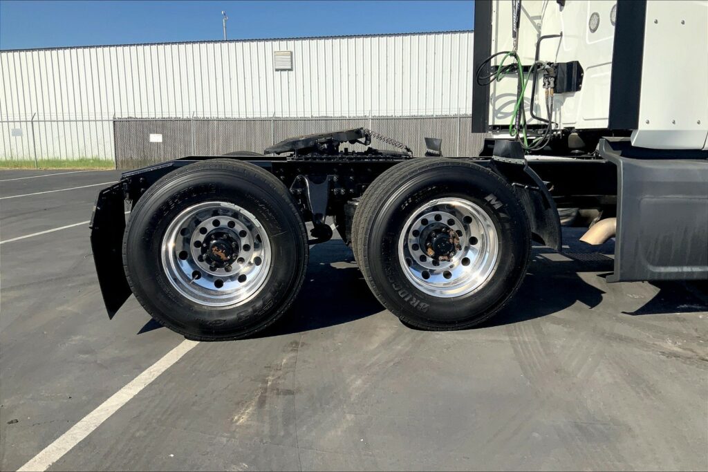 2022 CUM LT625 6×4 Sleeper